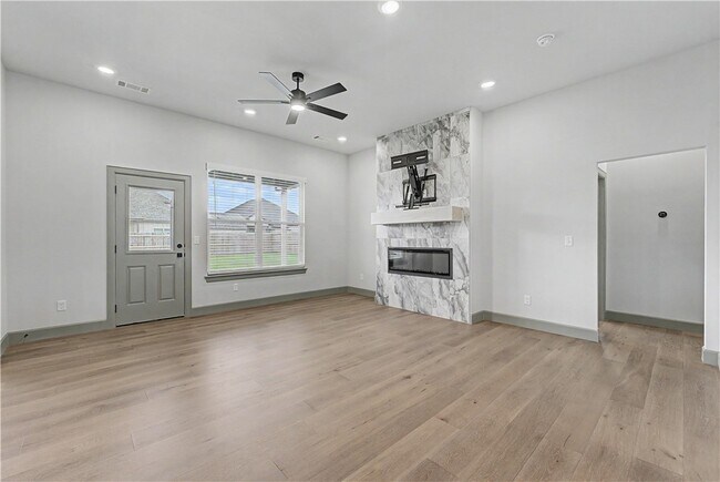 Building Photo - 1081 Mammoth St
