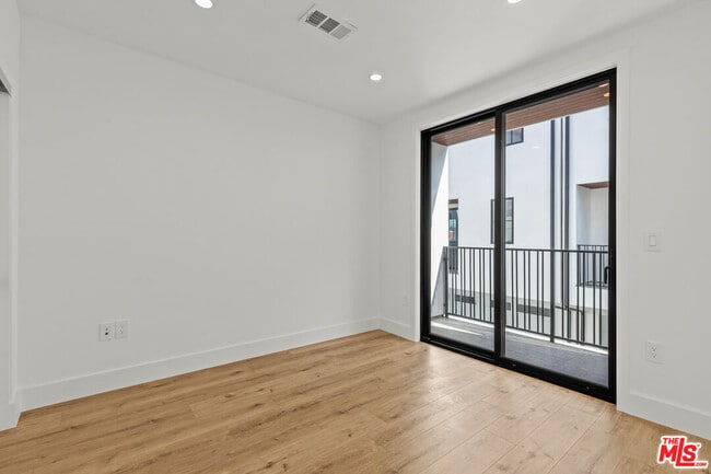 Foto del edificio - 14535 Killion St