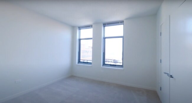 Building Photo - 579 W Kinzie St