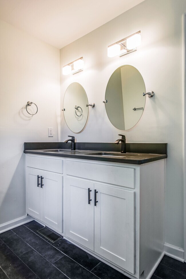 Baño principal en suite con tocador doble. - 204 Ridgeway Dr