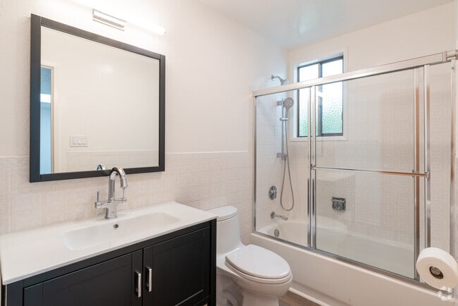 #323 Baño - 567 Pine Apartments