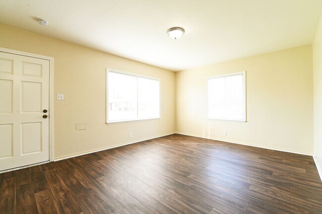 Building Photo - House - 2 Bedrooms / 1 Bathroom - Downey