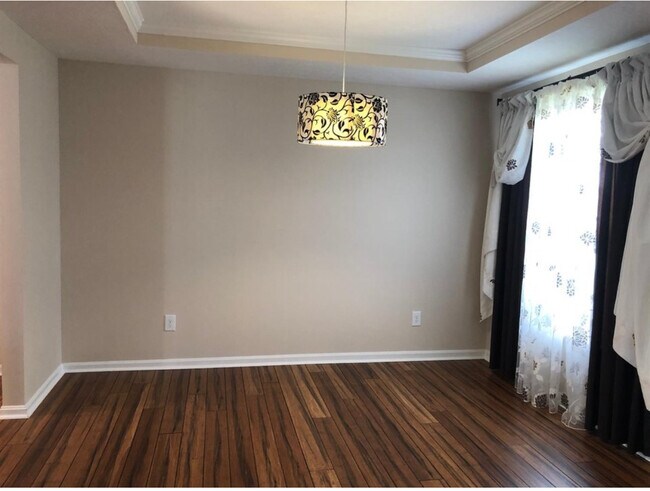 Building Photo - 827 Elm Tree Dr