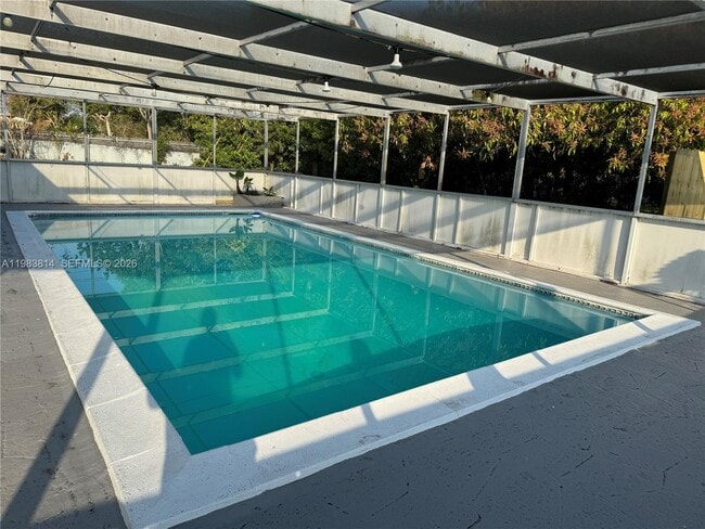 Building Photo - 1121 NE 199th St