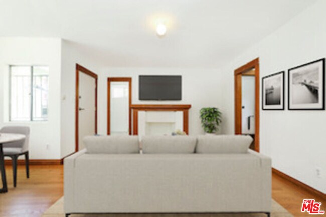 Building Photo - 1730 N Kenmore Ave
