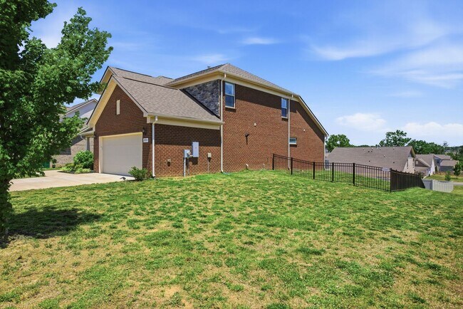 Building Photo - Luxury Living in Williamson County