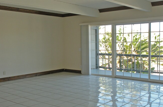 Amplia sala de estar de concepto abierto, ofrece vistas desde LR, DR y cocina. - 4104 River Ave