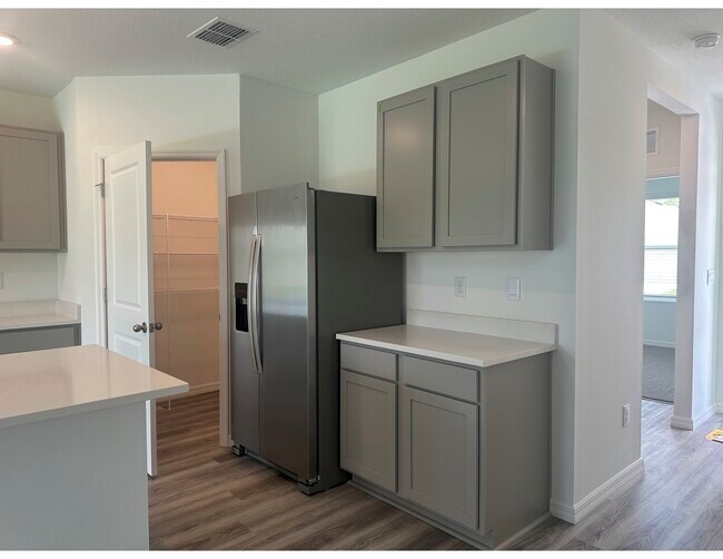 Cocina y despensa - 10588 Farm Hill Ave