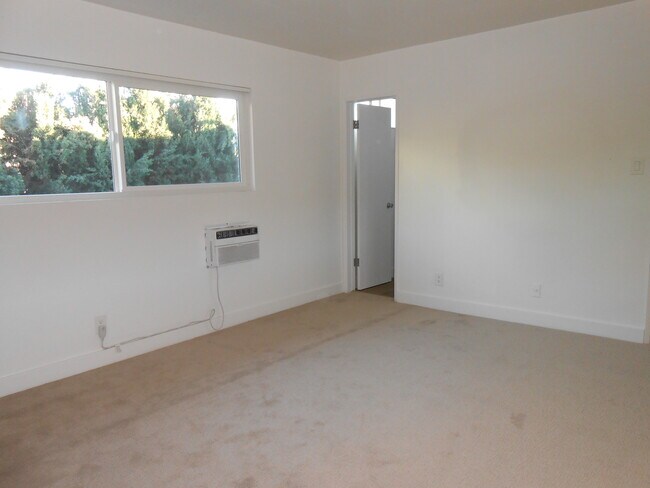 Building Photo - 536 N Sweetzer Ave