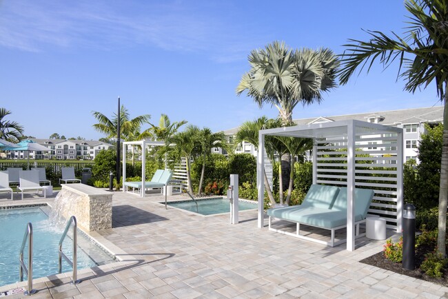 Terraza con piscina y spa climatizado en Everly Apartments en Naples, Florida - Everly