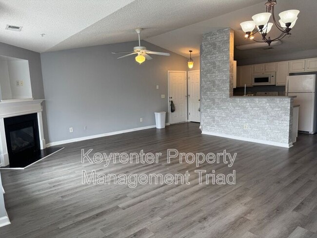 Foto del edificio - 6109 Hedgecock Cir