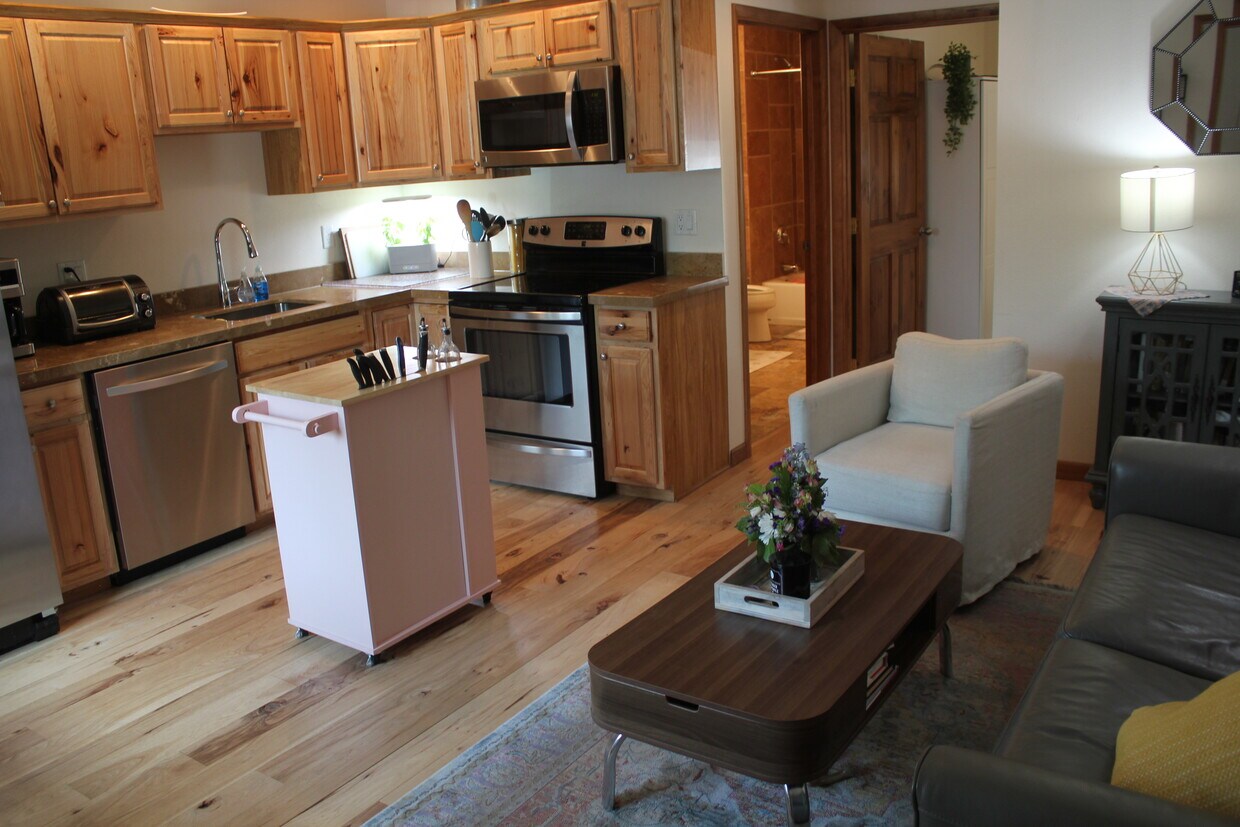 Primary Photo - 61 Virginian Ln