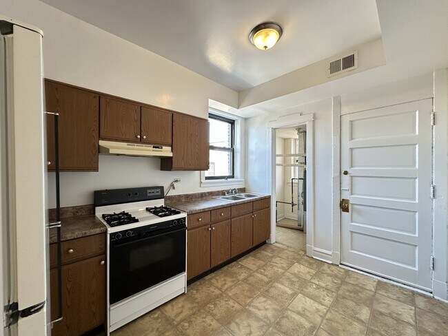 Foto del edificio - 2647 N Sawyer Ave
