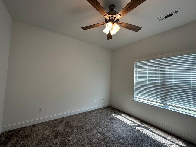 Foto del edificio - Beautiful newer 3 bedroom 2 bath home in S...