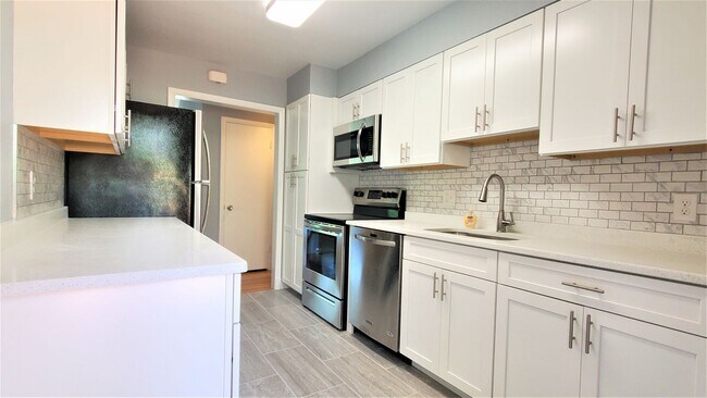 Foto del edificio - Awesome 4BR, 3BA Close In Bethesda Home With 2 Car Garage!!!