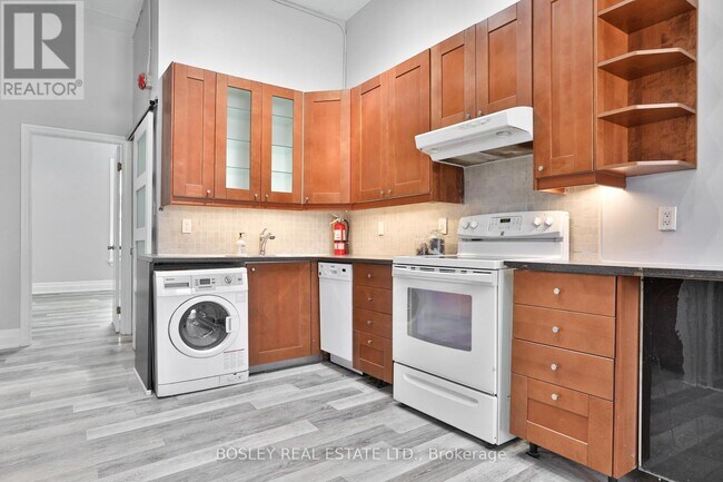 Building Photo - 179 Queen St E