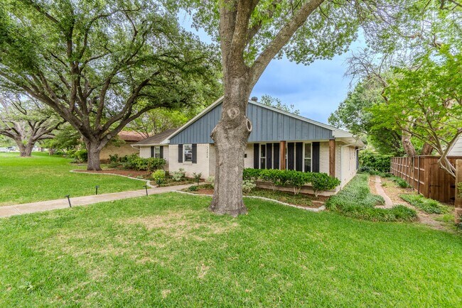 Foto del edificio - Great home in a desirable location with mature trees!