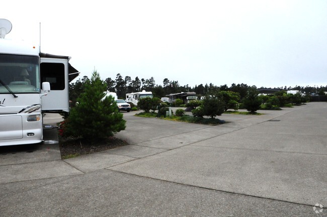 Foto del edificio - Pacific Pines RV Park & Storage