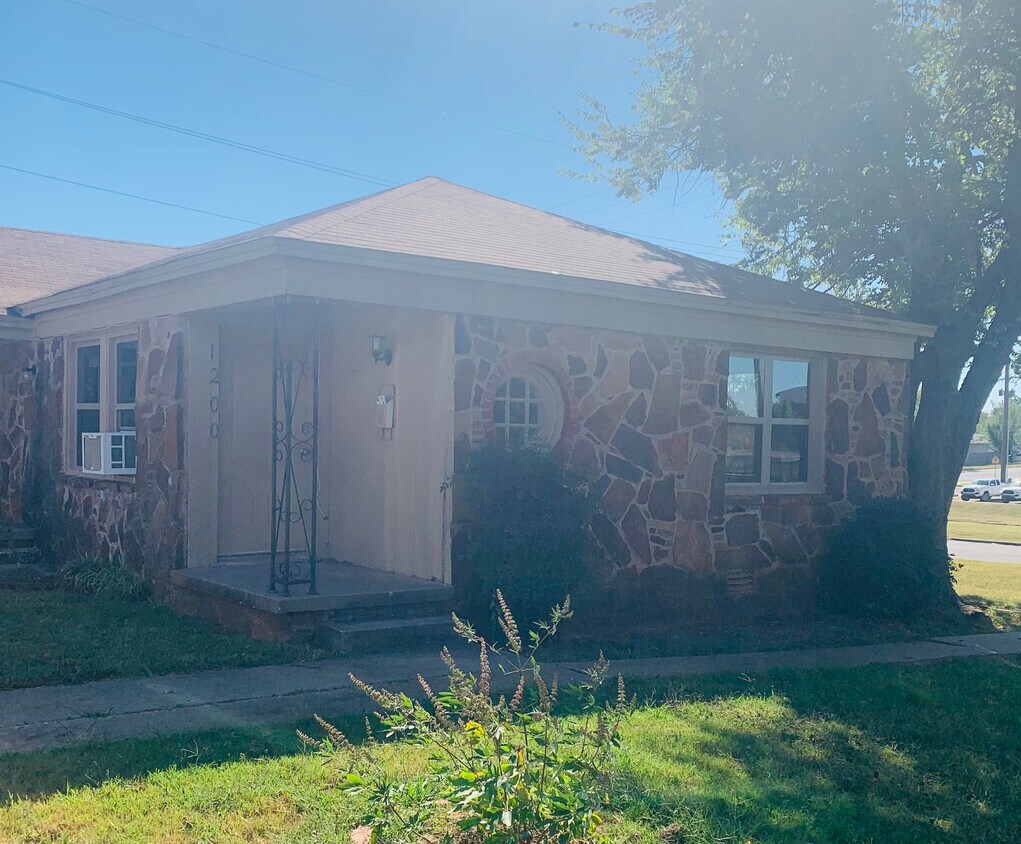 1 bedroom, 1 bath newly remodeled house! Must see! - 1200 Givens Dr