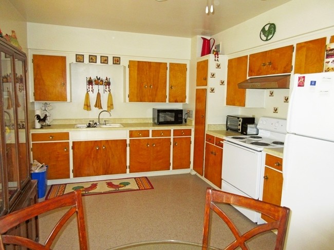 Kitchen - Town & Country Apartments