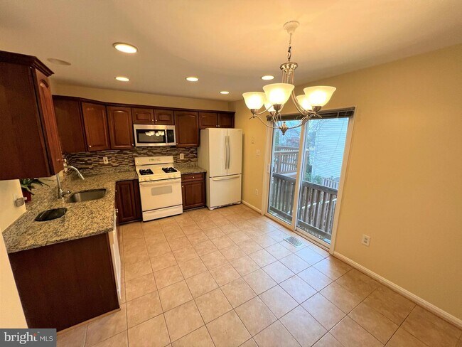 Building Photo - 6811 Avalon Isle Way