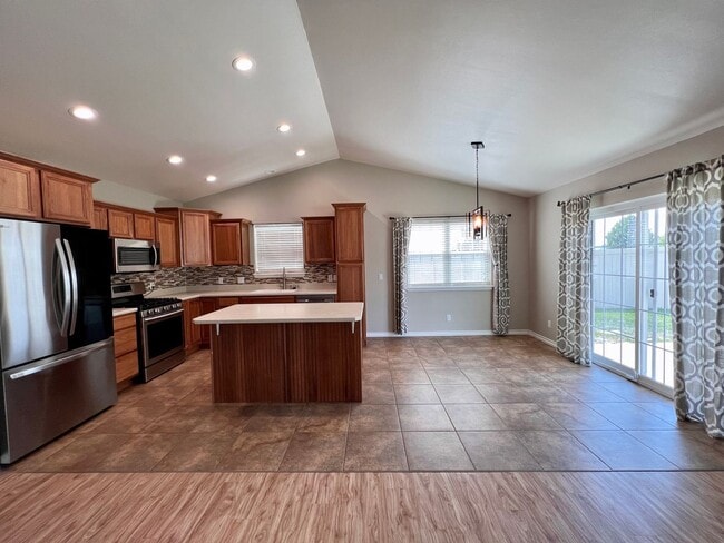Building Photo - 5 bedroom 3 bath home in Copper Ridge