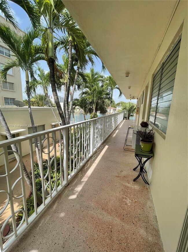 Foto del edificio - 8420 Byron Ave