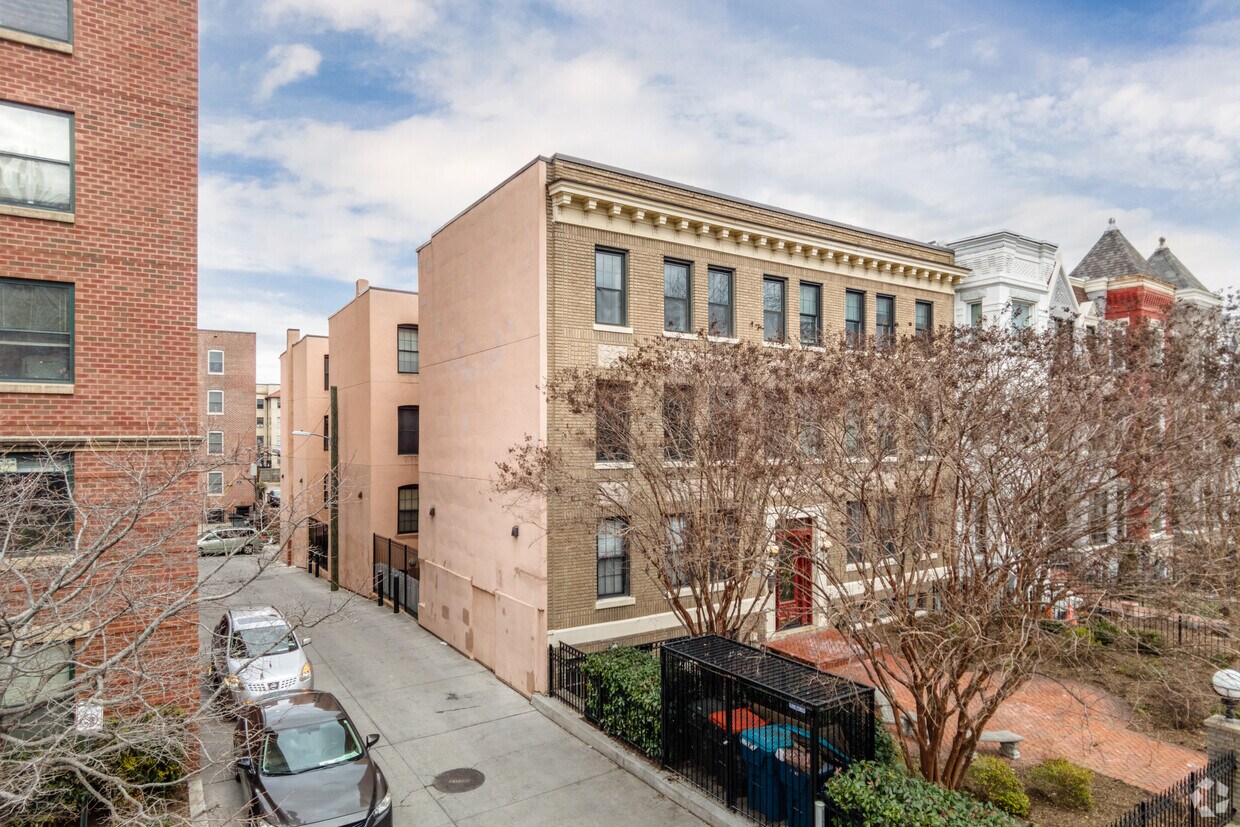 Foto principal - 1361 Irving St NW