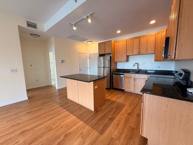 Building Photo - Elevated Urban Living & Comfort in the Heart of Denver