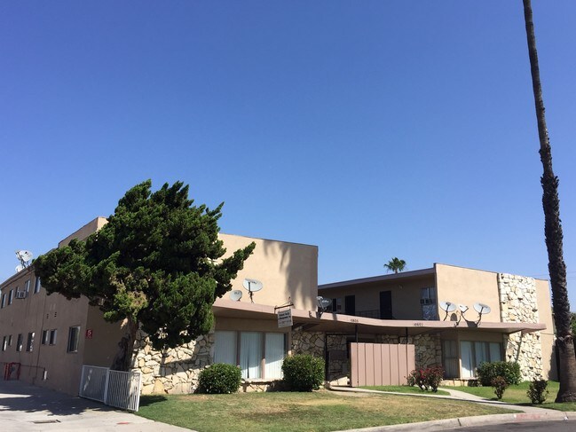 Building Photo - 10601 Parrot Ave