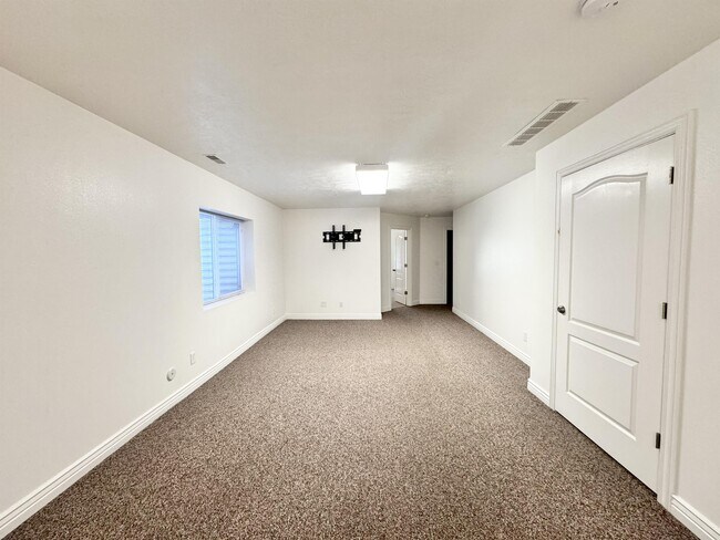 Building Photo - 2071 E 1760 S
