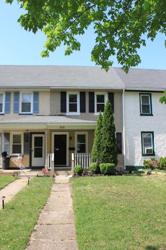 209 New Jersey Rd, Brooklawn, NJ 08030 Townhome Rentals in Brooklawn