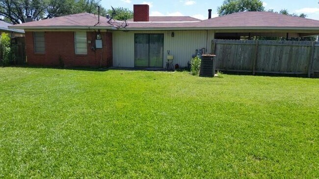 Building Photo - ****Bossier Old Greenacres Place****