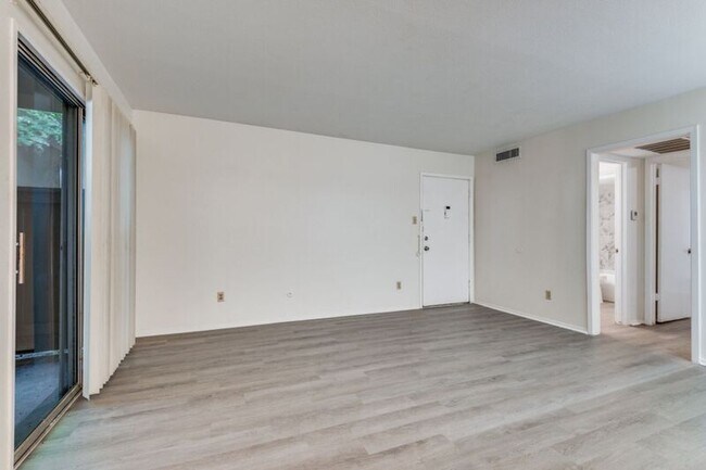 Foto del edificio - 12816 Midway Rd