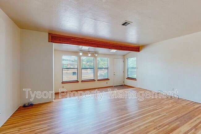 Building Photo - 3035 Manzano St NE