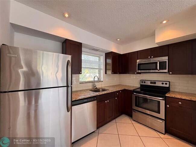 Foto del edificio - 408 NE 7th Ave