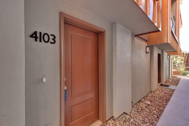 Building Photo - 2827 Manor Rd
