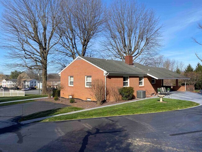 Building Photo - 2034 Mt Crawford Ave
