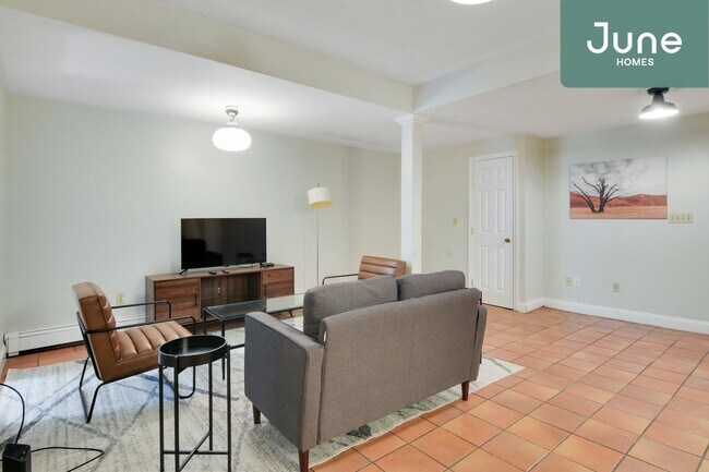 Building Photo - ROOM ONLY in 5-bed/3.0-bath Home
