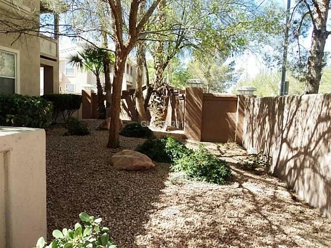 secluded front yard - 5125 W Reno Ave