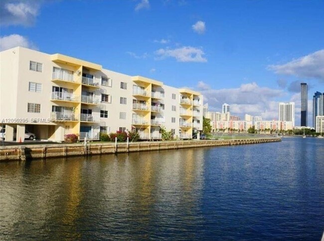 Foto del edificio - 3944 NE 167th St