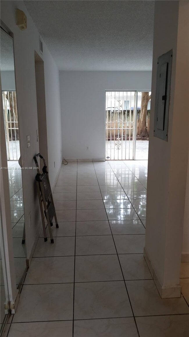 Foto del edificio - 8177 NW 8th St