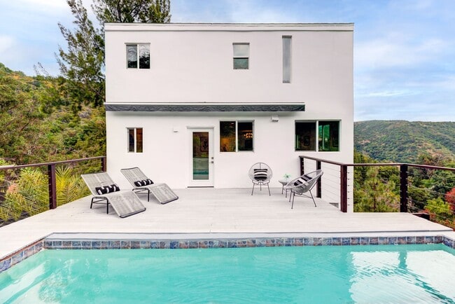 Foto del edificio - Modern Treehouse with Pool and Breathtakin...