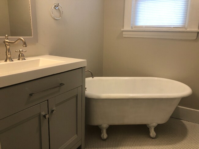 Building Photo - 325 E Main St