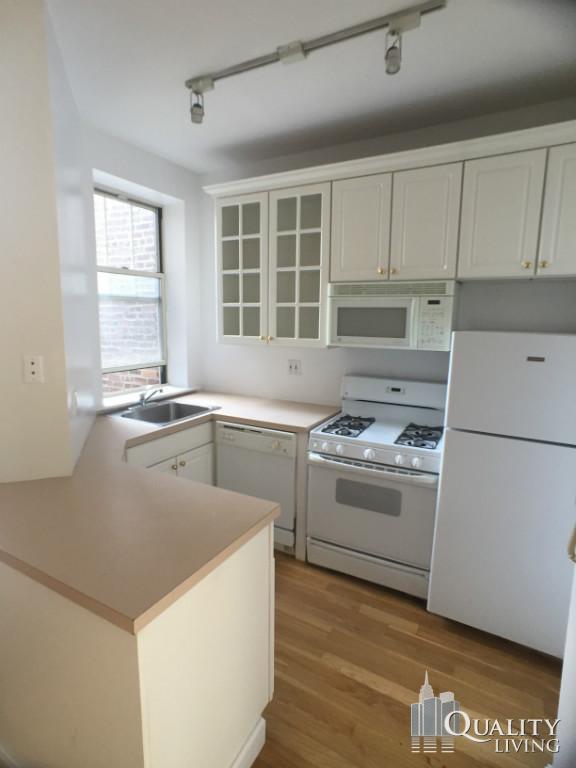 Foto del edificio - 207 W 10th St