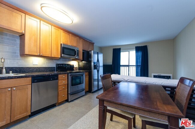 Building Photo - 10982 Roebling Ave