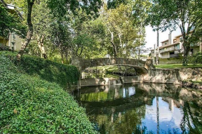 Foto del edificio - 4837 Cedar Springs Rd