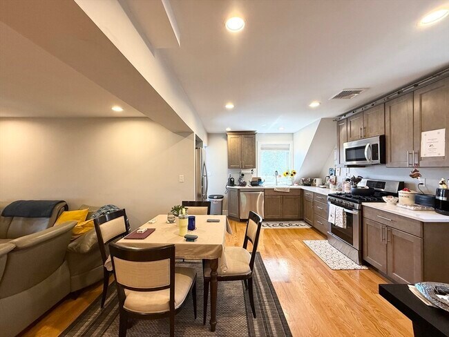 Foto del edificio - 821 Winthrop Ave