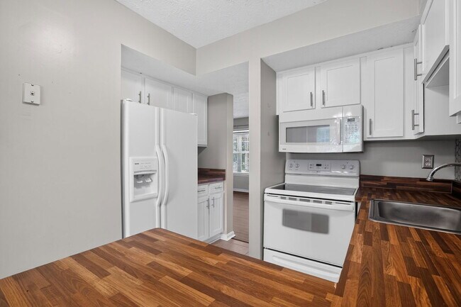 Building Photo - 6003 Bobcat Ct