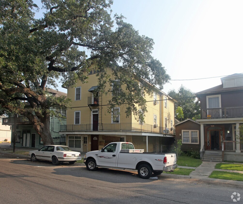 Primary Photo - 3831-3833 Banks St